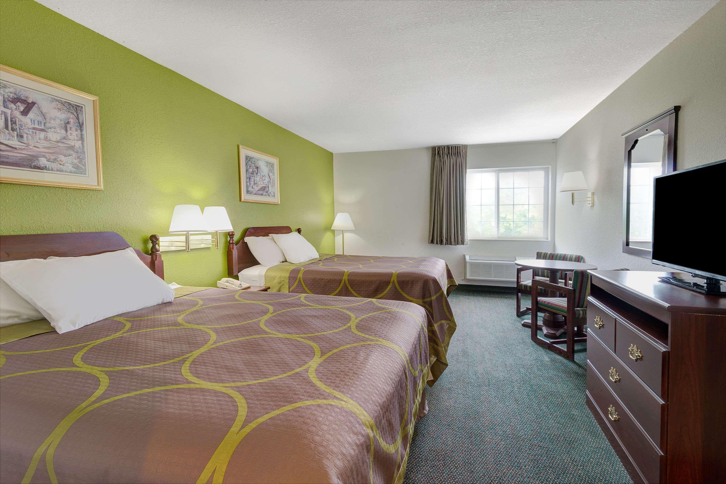 Super 8 By Wyndham De Soto Hotel Exterior photo