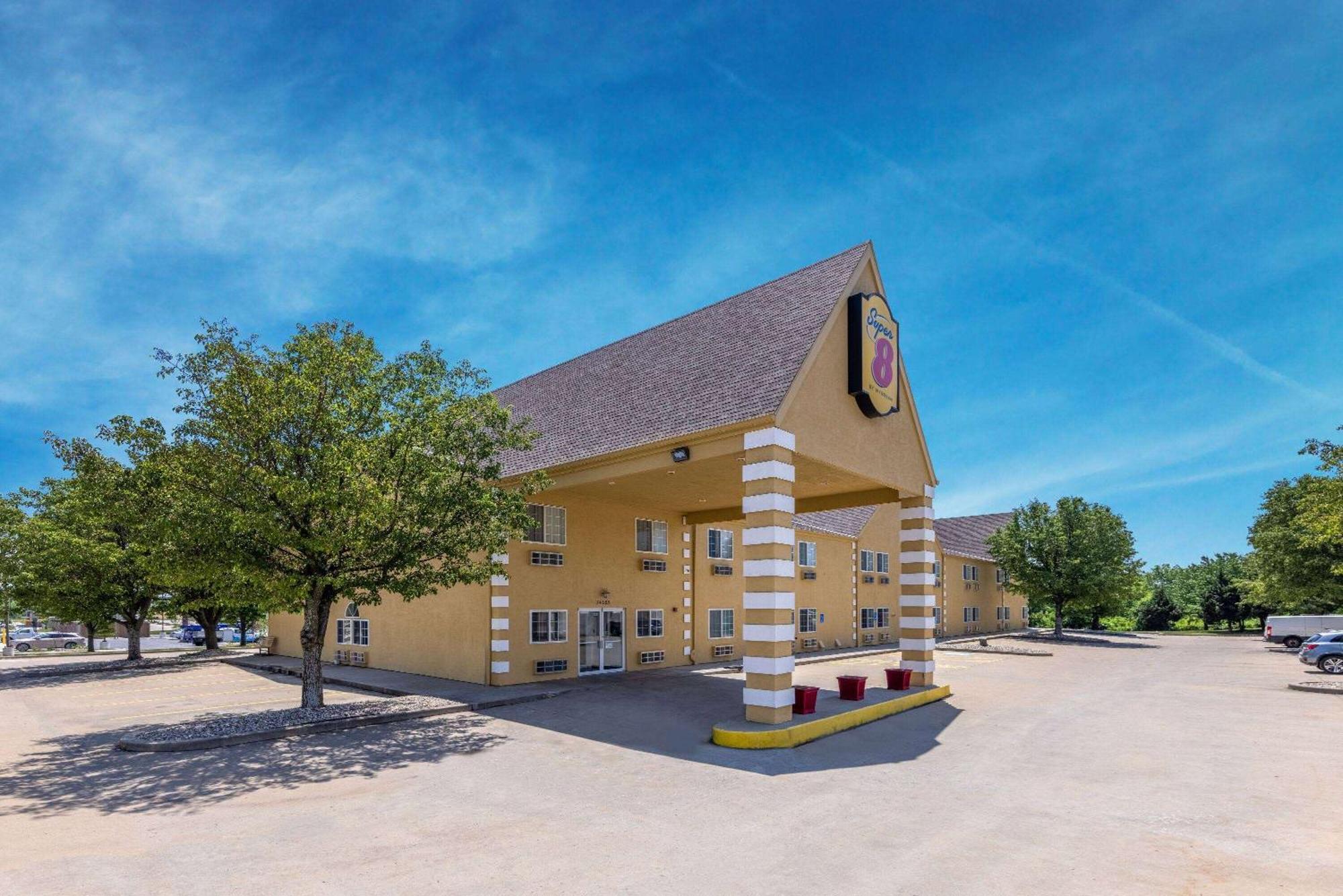 Super 8 By Wyndham De Soto Hotel Exterior photo